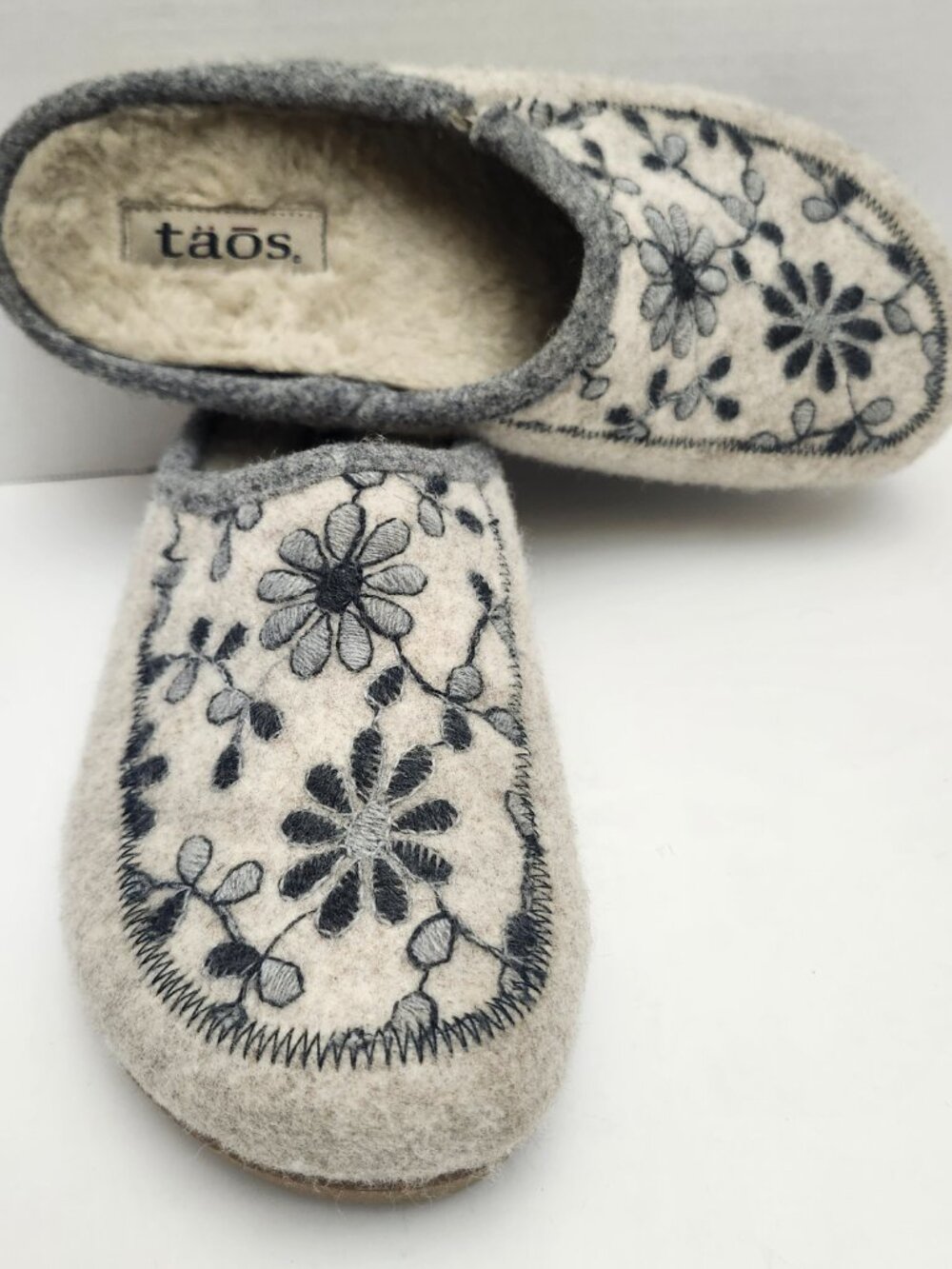 Taos Woolerness 2 Oatmeal Floral Embroidered Mule Slippers Womens 10-10.5 EUR 41